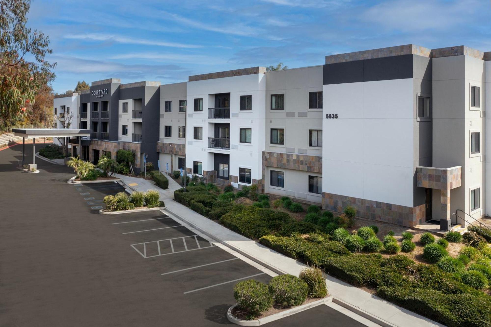 Courtyard By Marriott San Diego Карлсбад Экстерьер фото